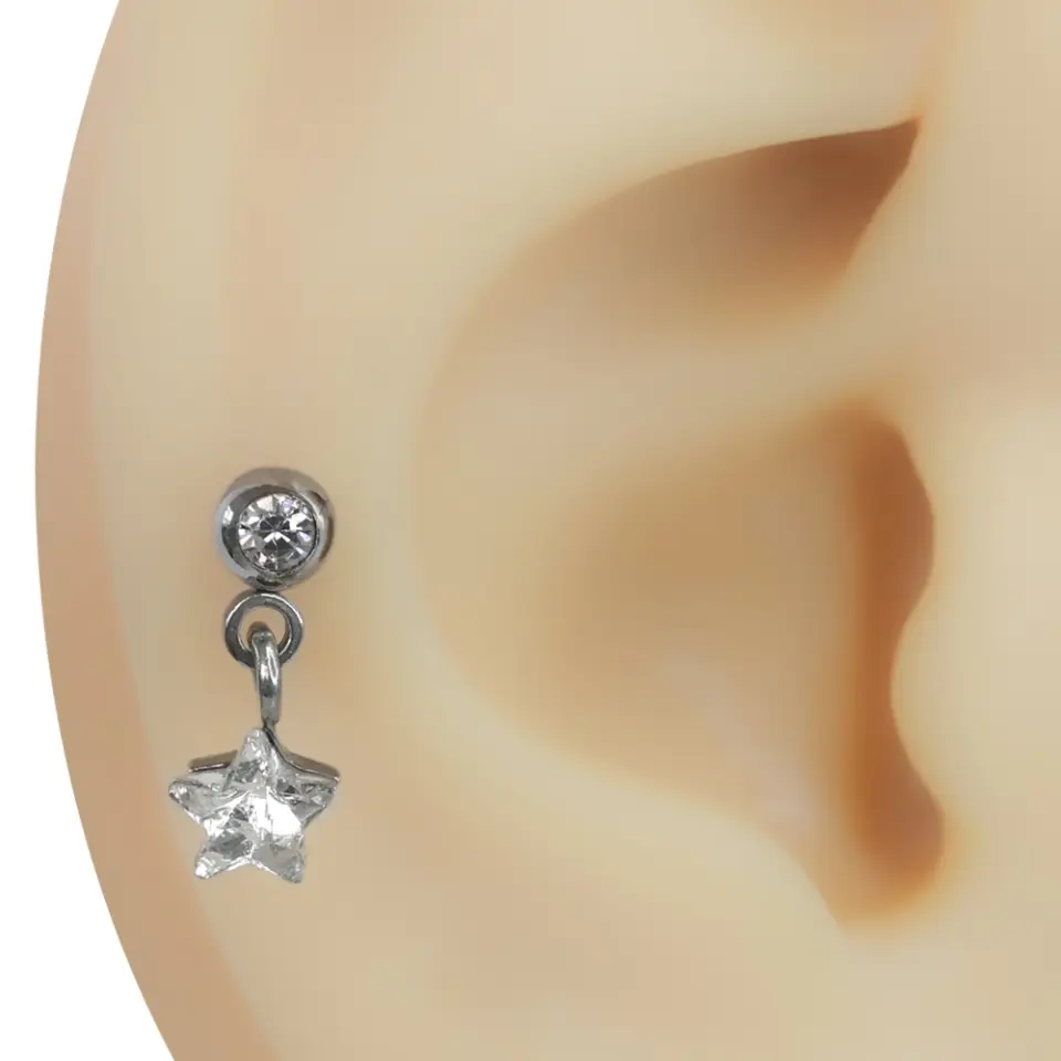 Kulak üzerinde parlayan zirkon taşlı gümüş renk bahar yıldızı tragus helix kıkırdak piercing