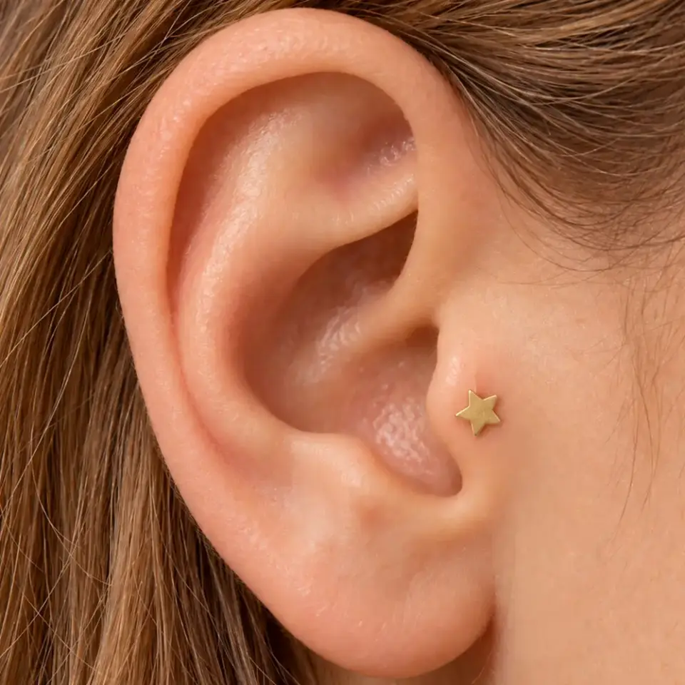 gold-yildiz-tragus-piercing
