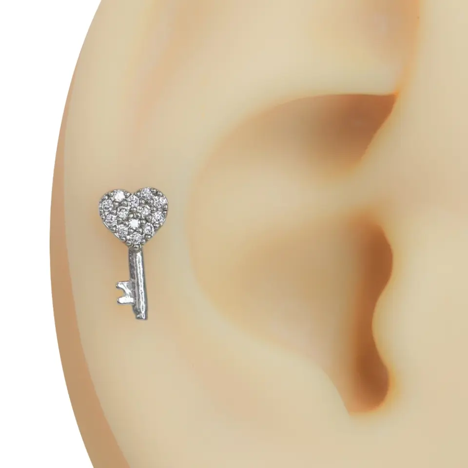 Kulakta duruşu sergilenen zirkon taşlı kalbin anahtarı model gümüş rengi tragus helix kıkırdak piercing
