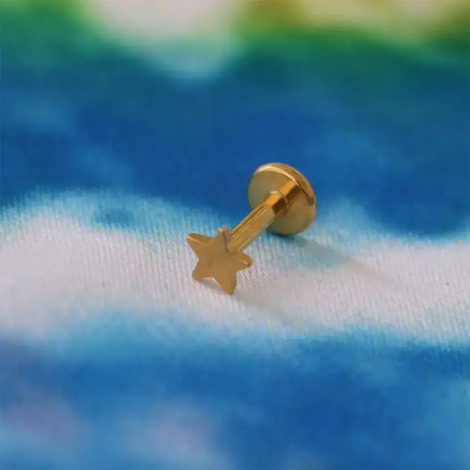 Altın sarısı minimal yıldız kıkırdak küpesi helix conch piercing flatback