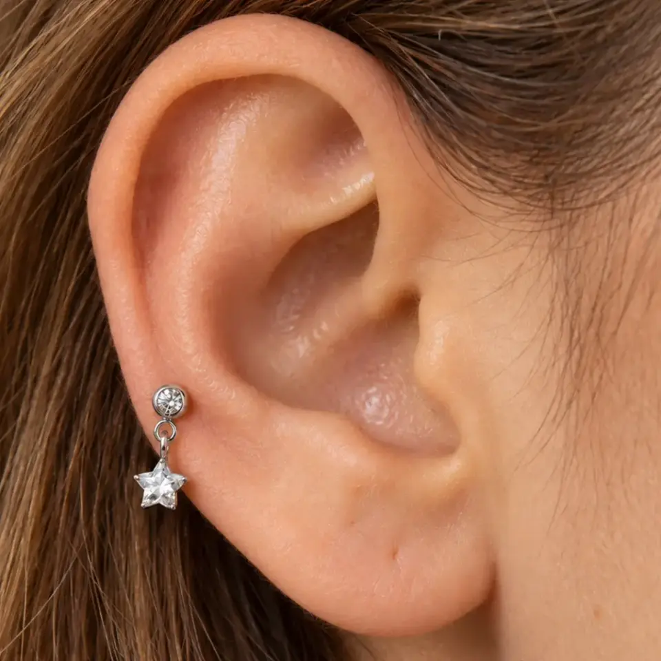 yildiz-sallantili-helix-piercing-kulakta-durusu