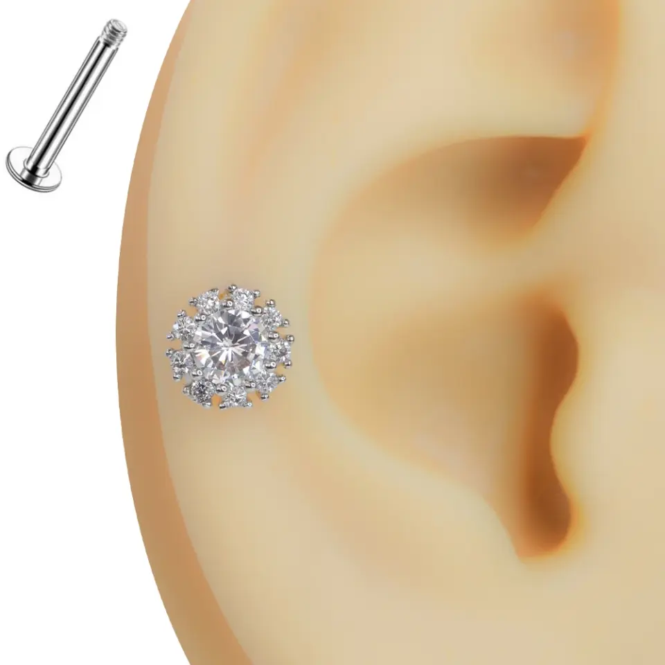 Kulakta duruşu ve parlak tasarımı sergilenen zirkon taşlı çiçek model gümüş rengi tragus helix kıkırdak piercing