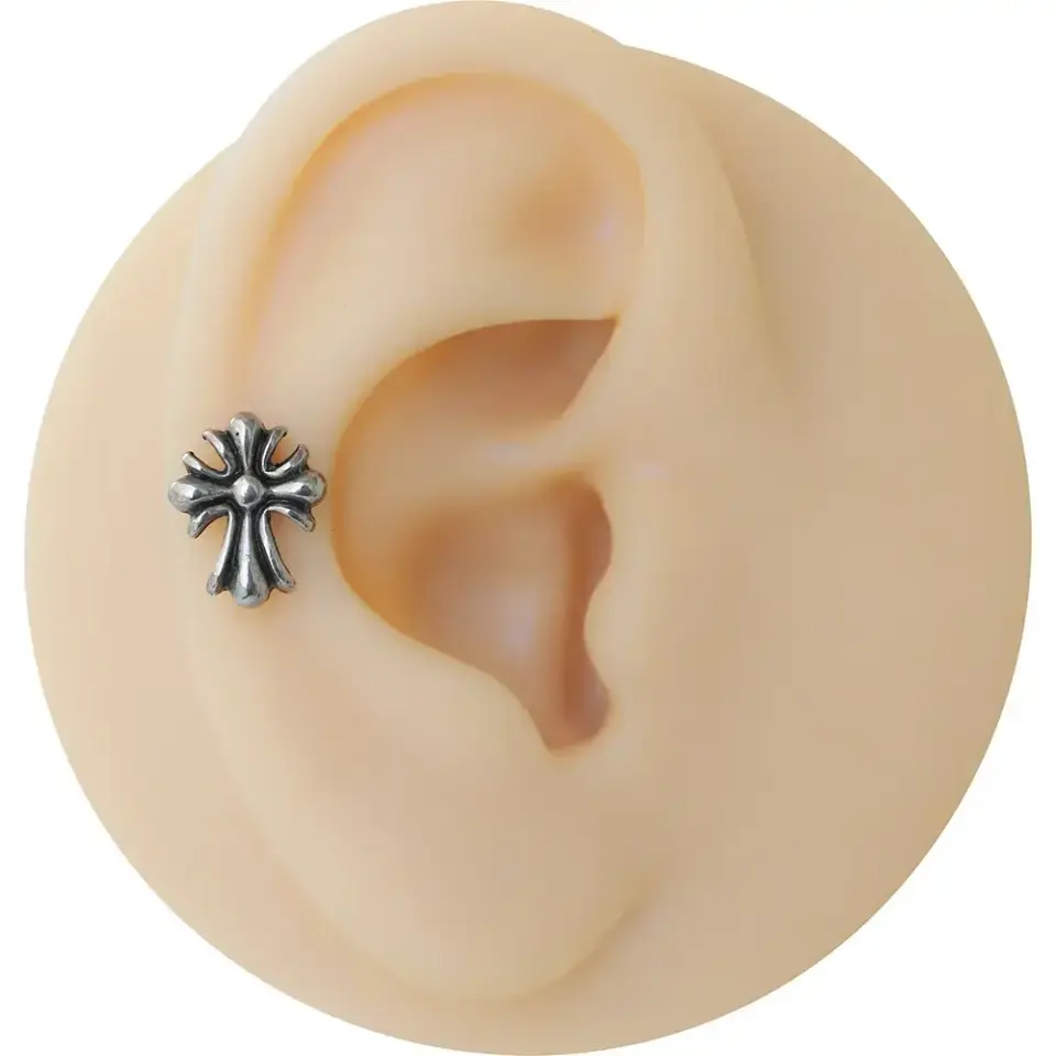 Arkası düz vidalı gümüş gama haçı piercing