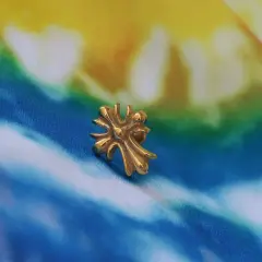 Arkası düz vidalı sarı altın gama haçı piercing