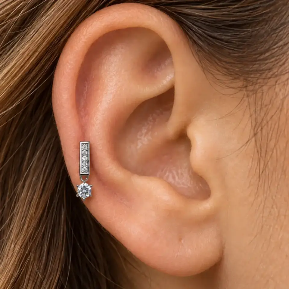 tek-tas-sallantili-helix-piercing-kulakta-durusu