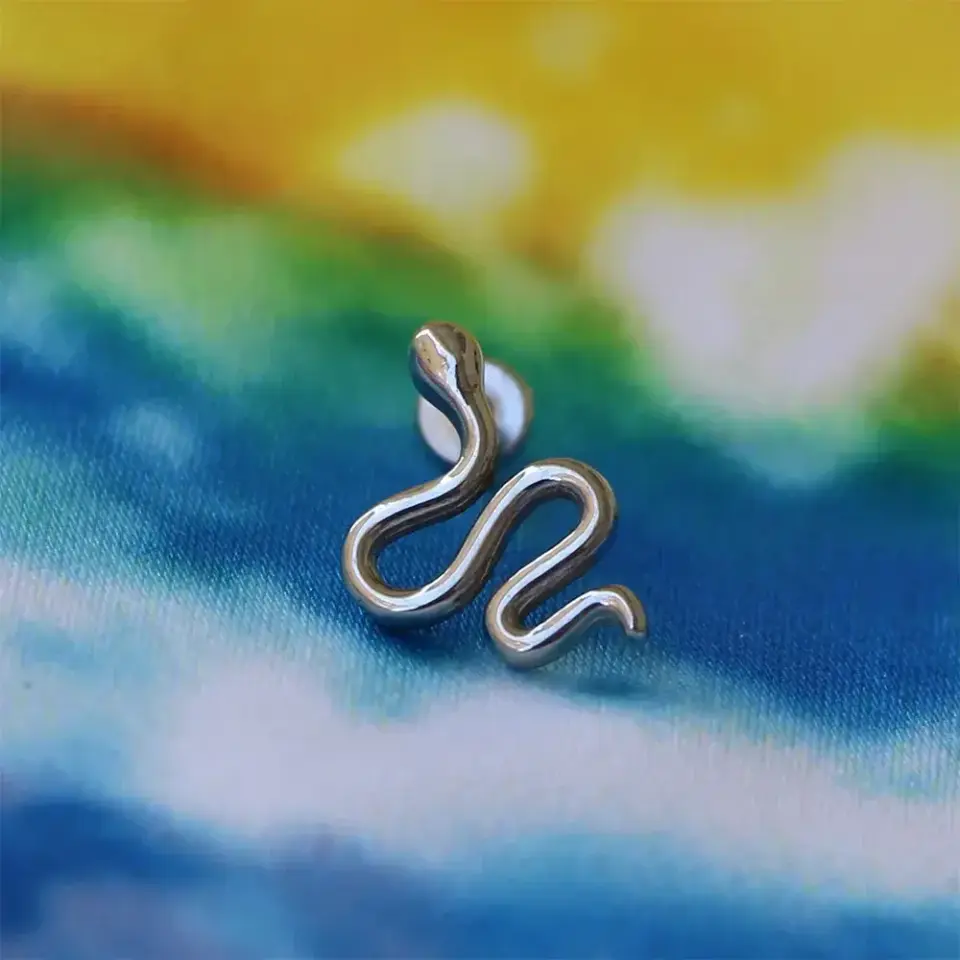 Kıvrımlı yılan tasarımlı gümüş kıkırdak küpesi helix conch piercing