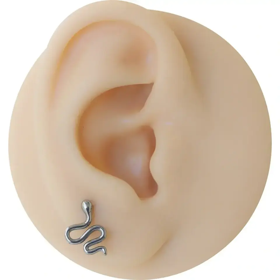Arkası düz vidalı gümüş yılan piercing