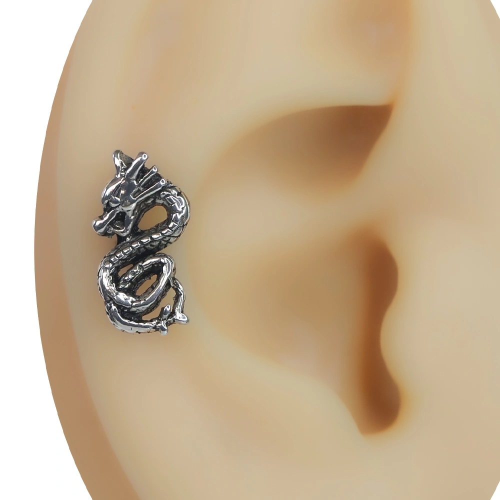 Kulak üzerinde sergilenen antik ejderha figürlü gümüş renk tragus helix kıkırdak piercing