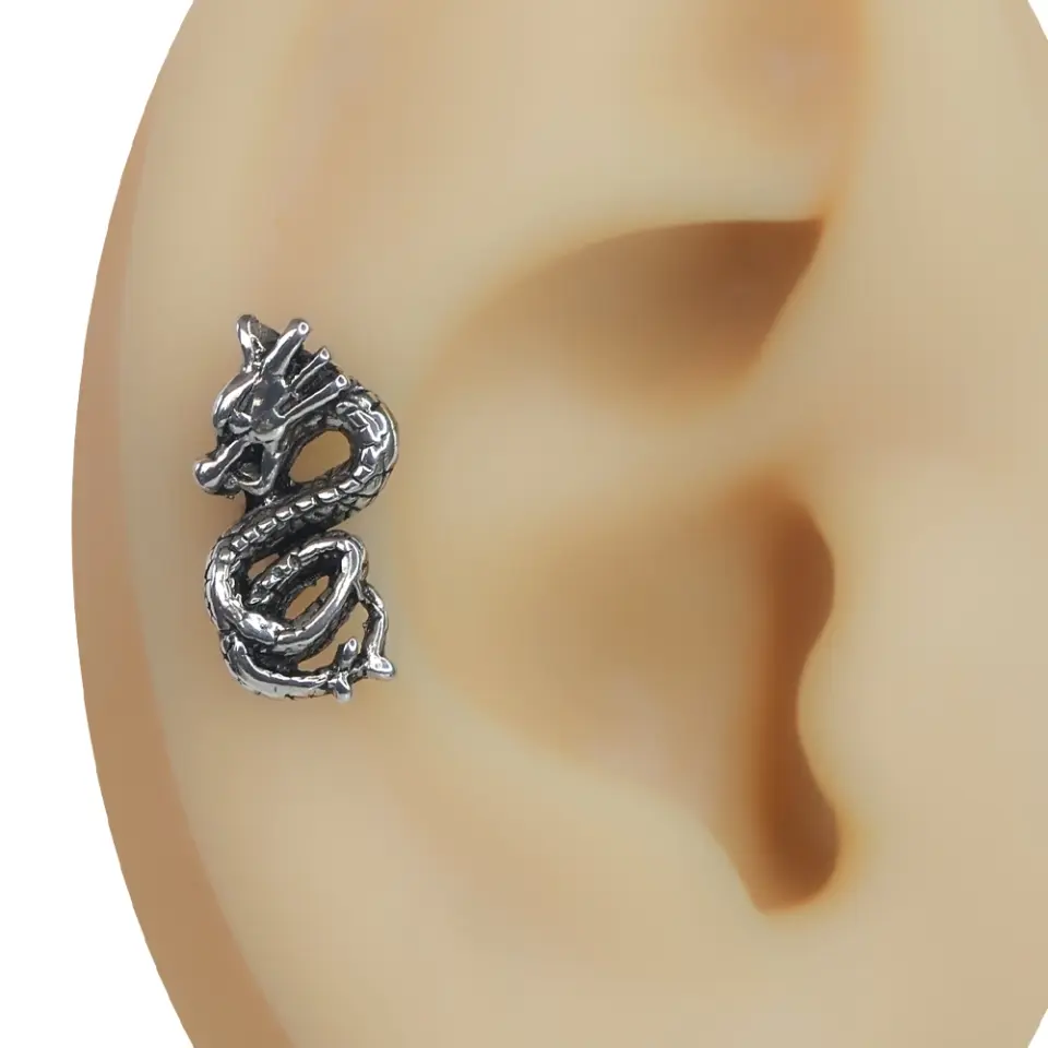 Kulak üzerinde sergilenen antik ejderha figürlü gümüş renk tragus helix kıkırdak piercing