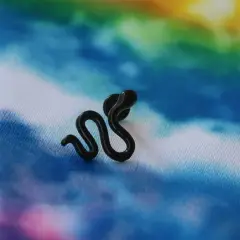 Siyah kıkırdak küpesi yılan model flatback piercing conch tasarımı