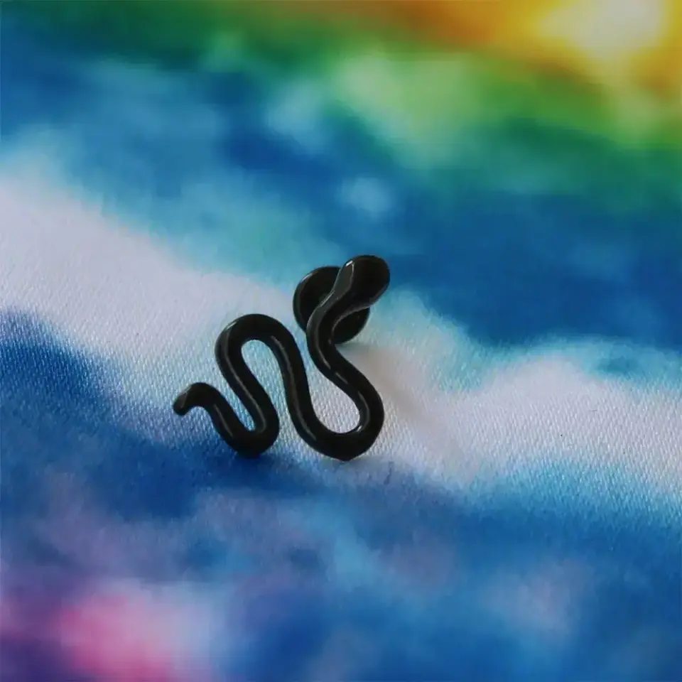 Siyah kıkırdak küpesi yılan model flatback piercing conch tasarımı