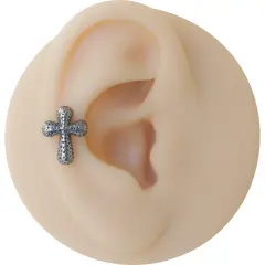 Arkası düz vidalı bohem haç piercing modelinin kulak üzerindeki estetik duruşu