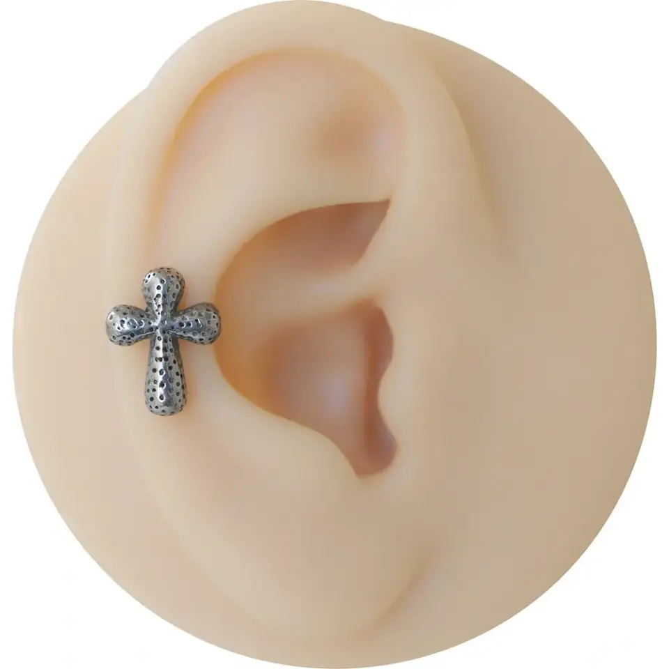 Arkası düz vidalı bohem haç piercing modelinin kulak üzerindeki estetik duruşu