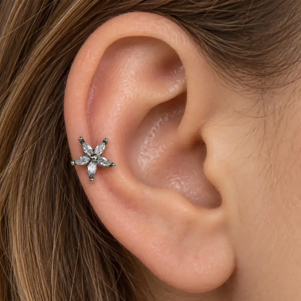 cicek-helix-piercing-kulakta-durusu