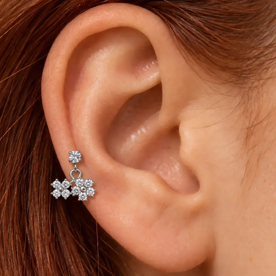 cicek-sallantili-helix-piercing
