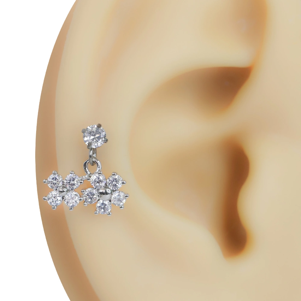 Gümüş rengi çiçek model zirkon taşlı tragus helix kıkırdak piercing kulaktaki duruşu