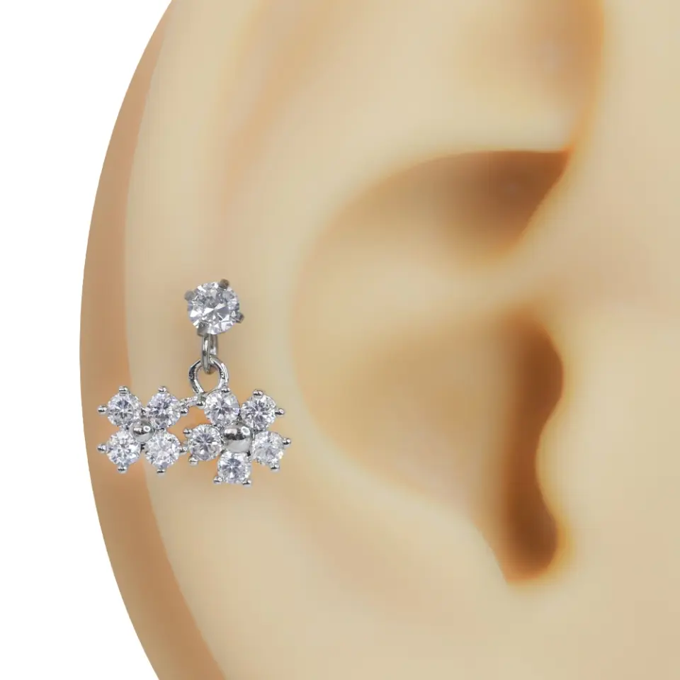 Gümüş rengi çiçek model zirkon taşlı tragus helix kıkırdak piercing kulaktaki duruşu