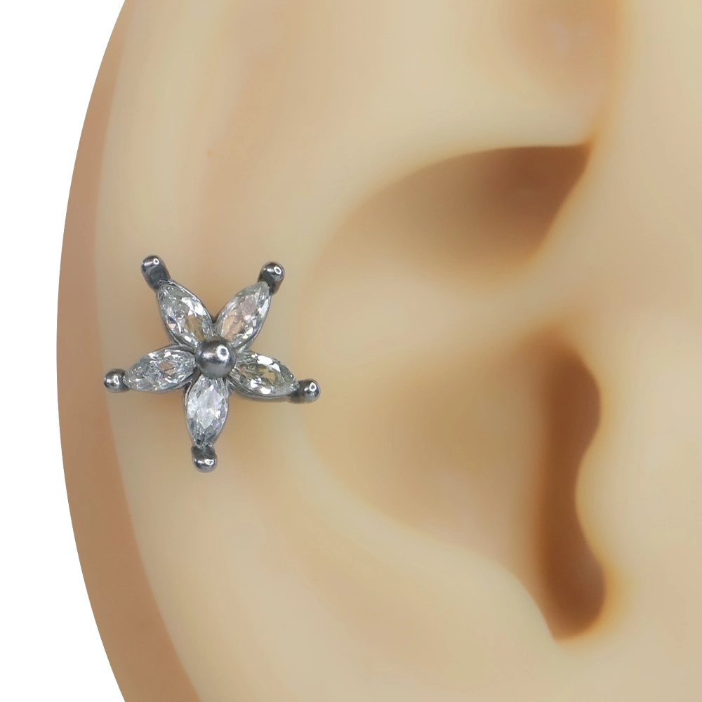 Kulak üzerinde sergilenen zirkon taşlı çiçek figürlü gümüş renk tragus helix kıkırdak piercing