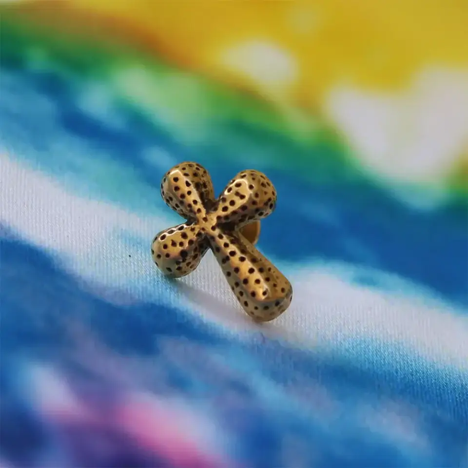 316L Sarı Bohem Dokulu Çelik Piercing – Haç Detaylı Flatback