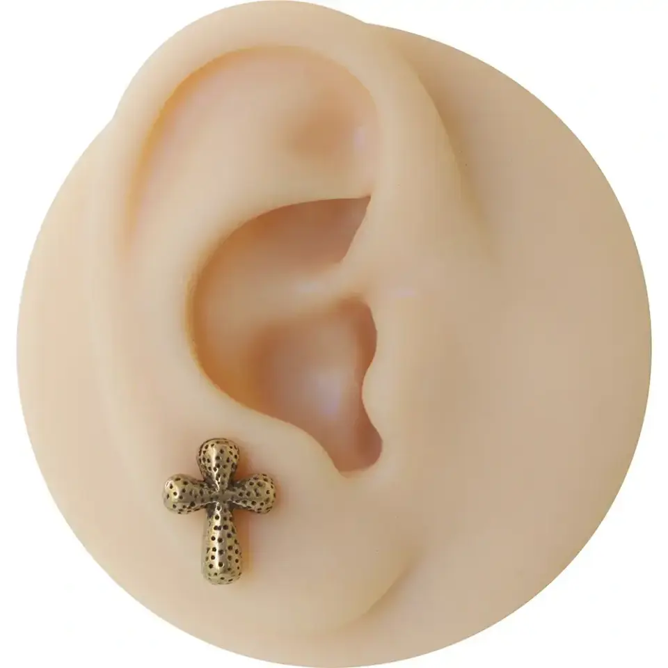 Etnik tasarımlı gold haç kıkırdak küpesi helix ve conch uyumlu piercing.