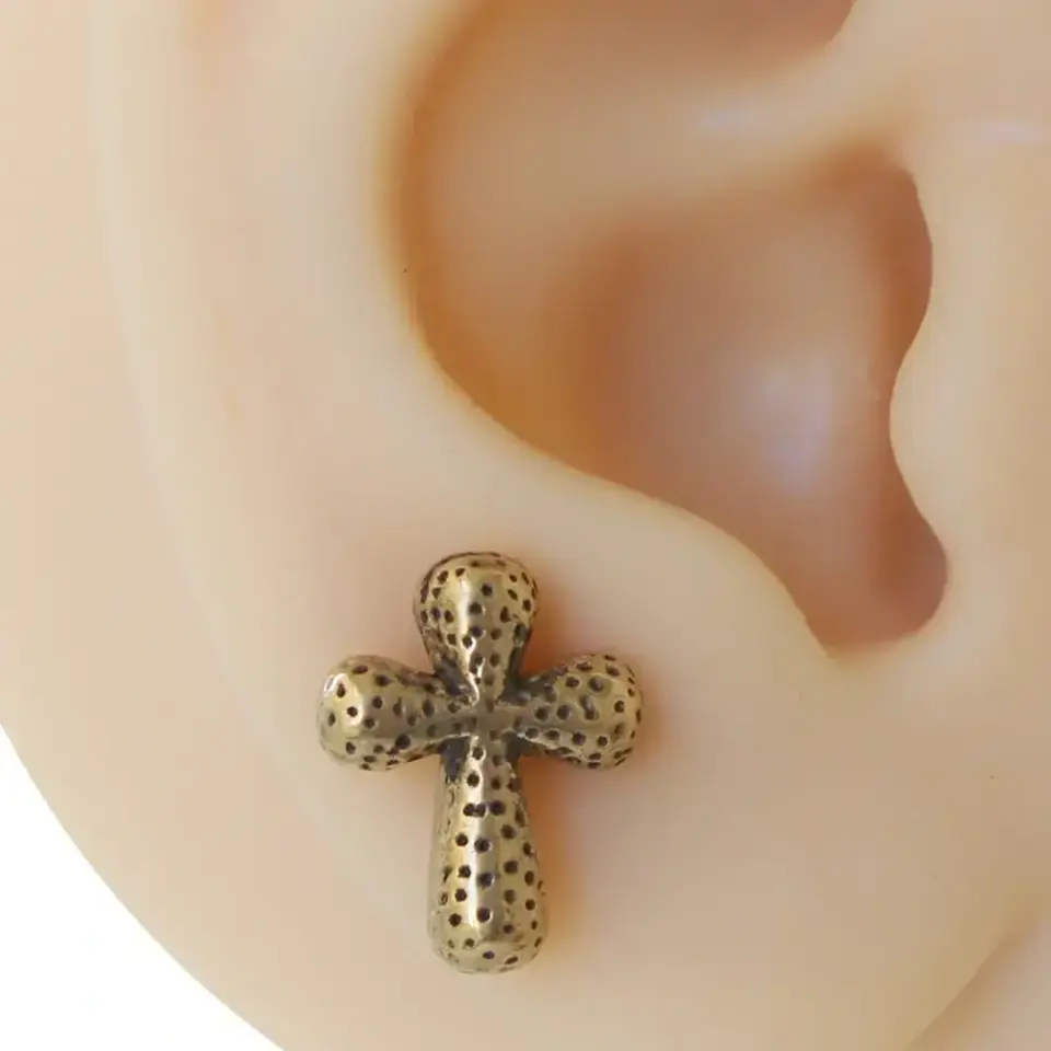 Sarı altın renk bohem dokulu haç figürlü 316L cerrahi çelik tragus piercing flatback.