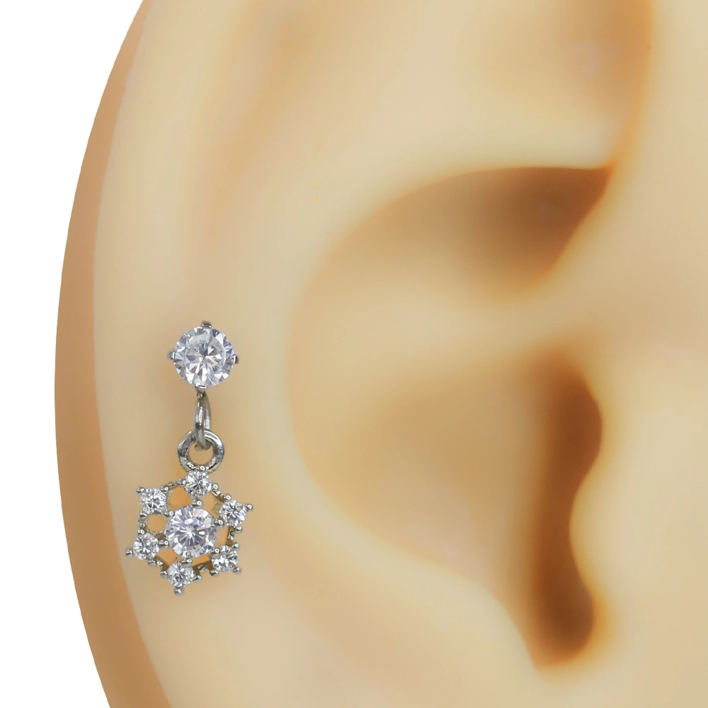 Gümüş rengi kartanesi model zirkon taşlı tragus helix kıkırdak piercing kulak üzerinde duruşu