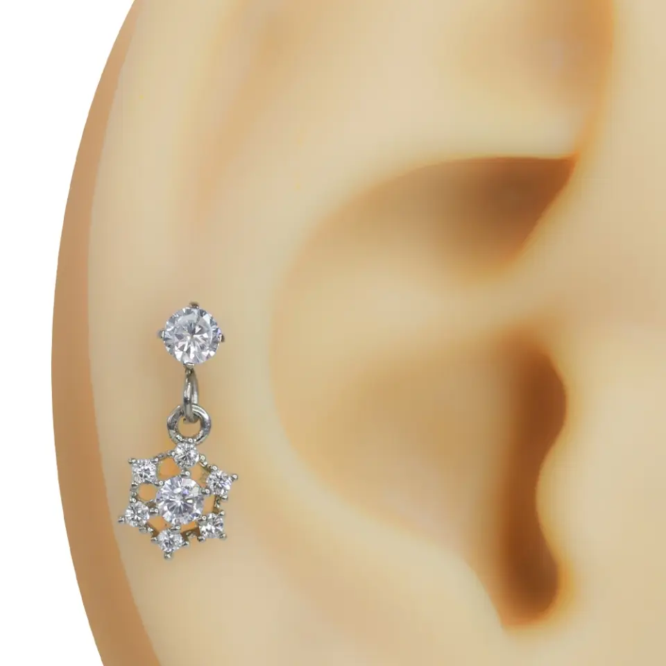 Gümüş rengi kartanesi model zirkon taşlı tragus helix kıkırdak piercing kulak üzerinde duruşu