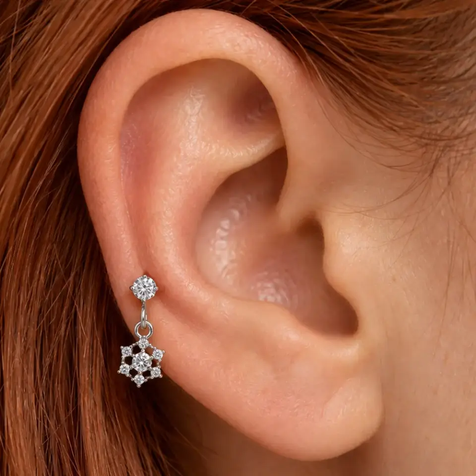 kar-tanesi-sallantili-helix-piercing