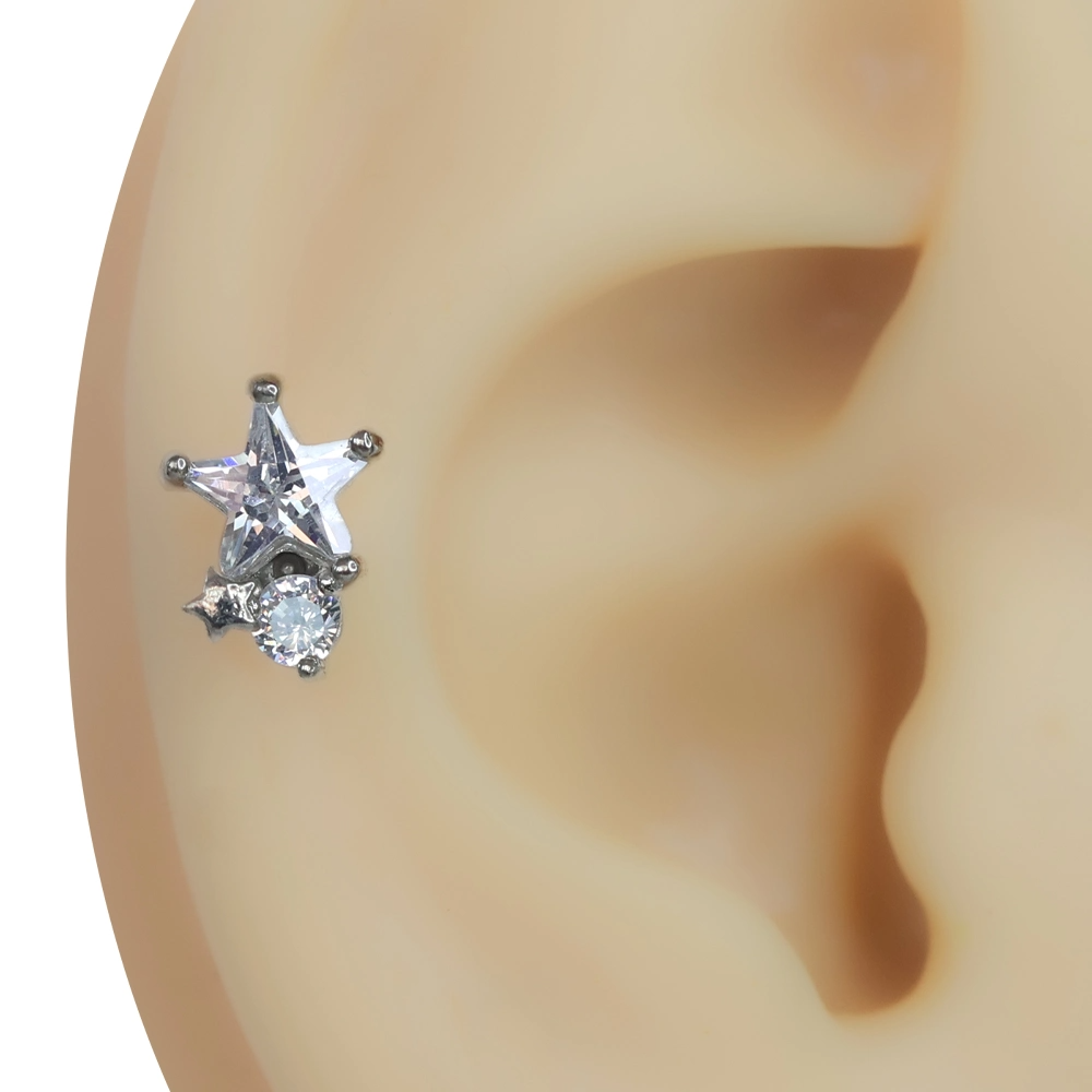 Kulak üzerinde parlayan zirkon taşlı gümüş renk sonsuzluk yıldızı tragus helix kıkırdak piercing