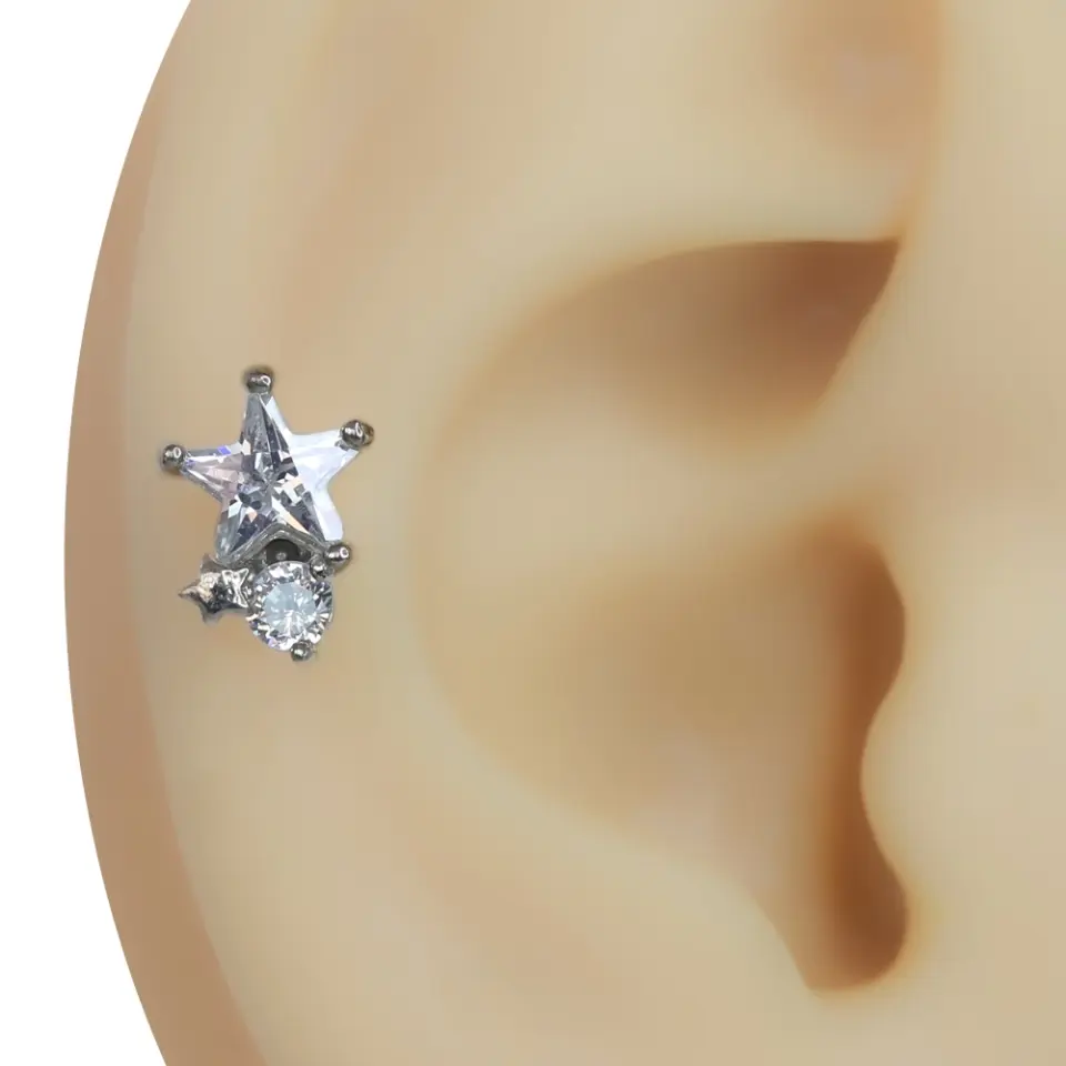 Kulak üzerinde parlayan zirkon taşlı gümüş renk sonsuzluk yıldızı tragus helix kıkırdak piercing
