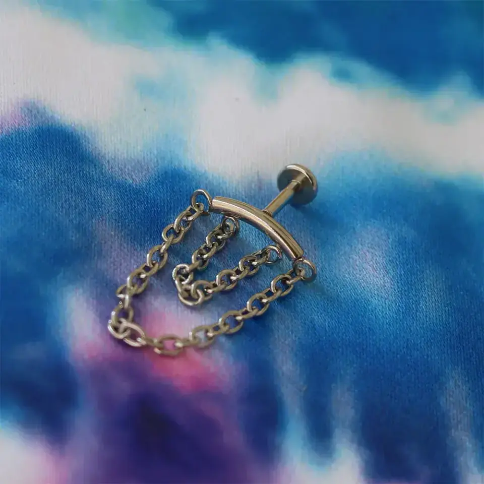 Zincirli kıkırdak küpesi gümüş renk helix ve lobe uyumlu vidalı piercing modeli.
