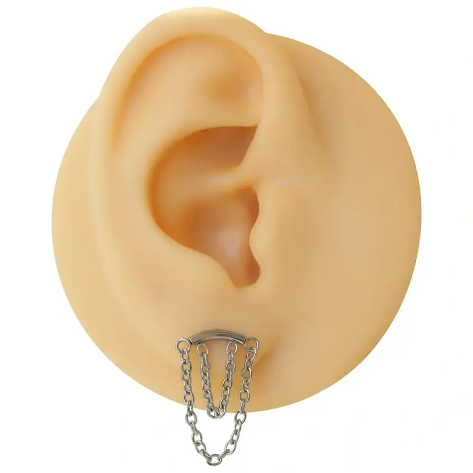 Arkası düz flatback sistem gümüş çift zincir piercing teknik detay ve kulak duruşu.