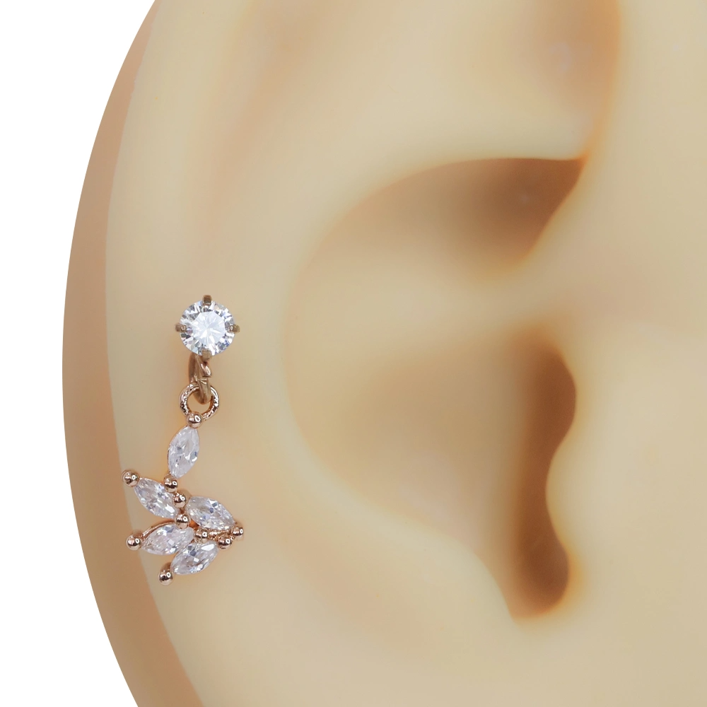 Rose altın rengi yaprak model zirkon taşlı tragus helix kıkırdak piercing kulaktaki görünümü
