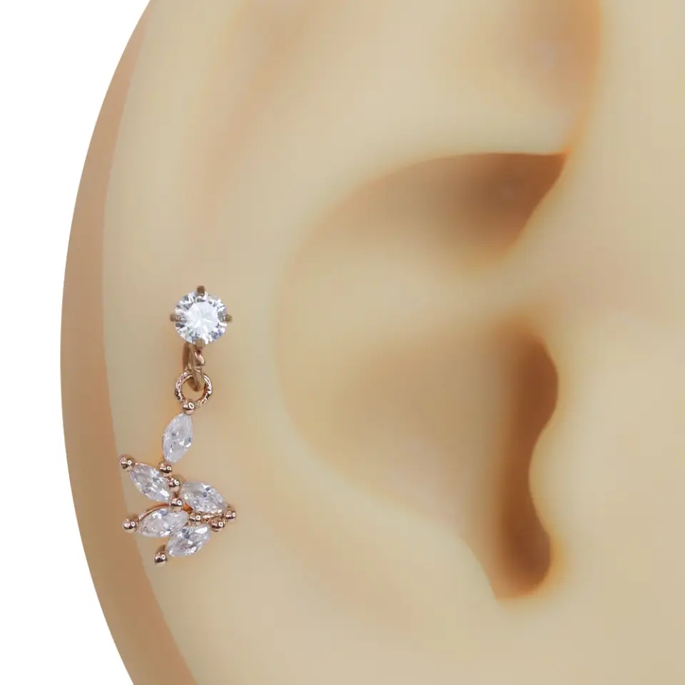 Rose altın rengi yaprak model zirkon taşlı tragus helix kıkırdak piercing kulaktaki görünümü