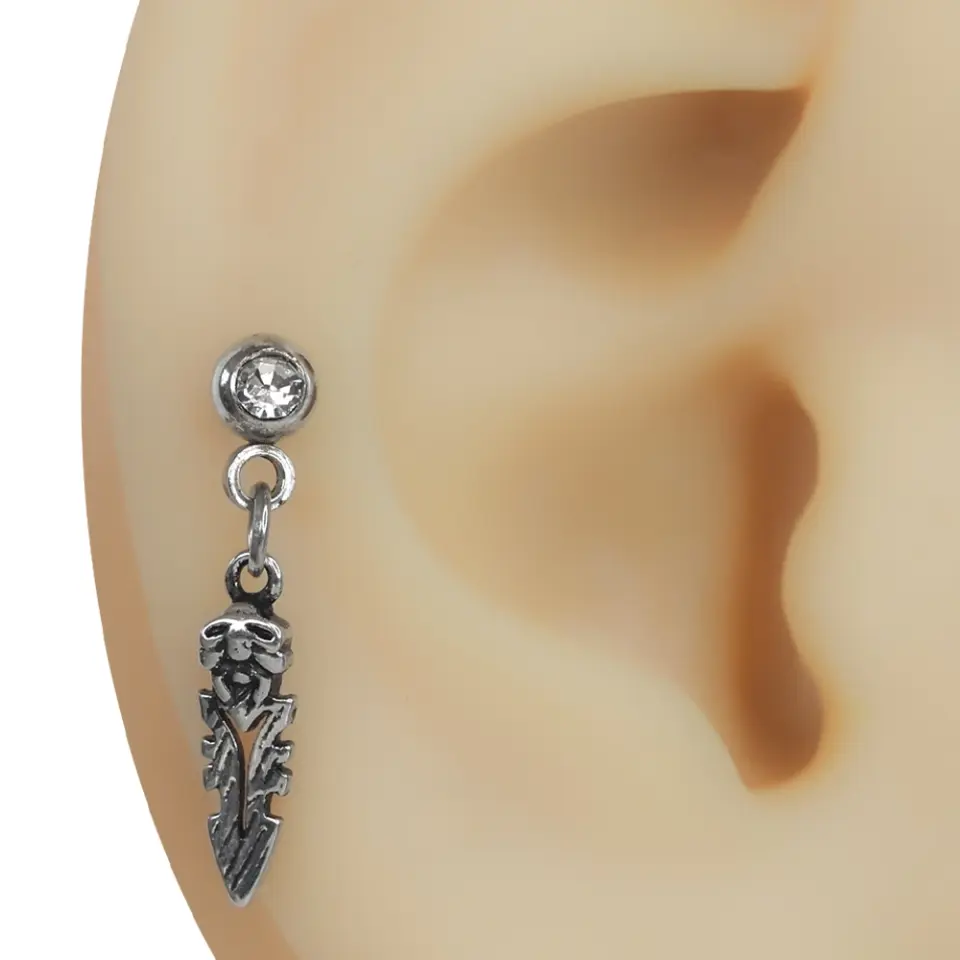 Kulak üzerinde sergilenen antik figürlü gümüş renk tragus helix kıkırdak piercing tasarımı.