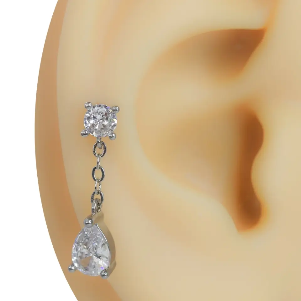 Gümüş rengi damla sallantılı model zirkon taşlı tragus helix kıkırdak piercing kulak üzerinde duruşu