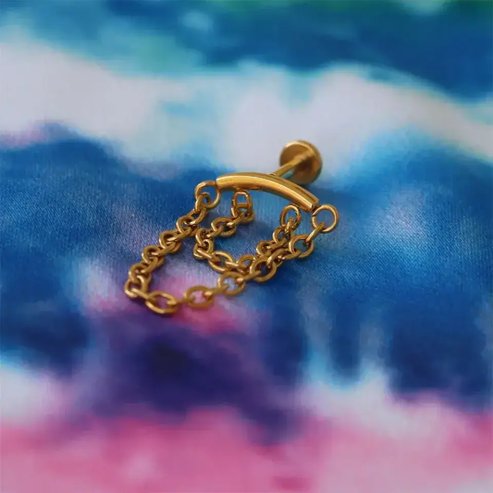 Çift zincirli kıkırdak küpesi sarı altın renk helix ve lobe uyumlu vidalı piercing modeli.