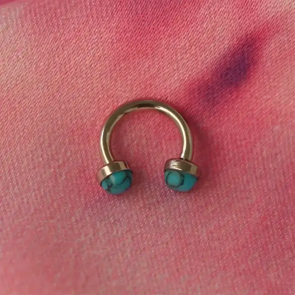 İki ucu turkuaz taşlı vidalı kıkırdak küpesi helix ve conch uyumlu piercing.