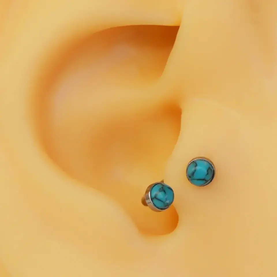 Gümüş renk turkuaz taşlı 316L cerrahi çelik yarım halka tragus piercing.
