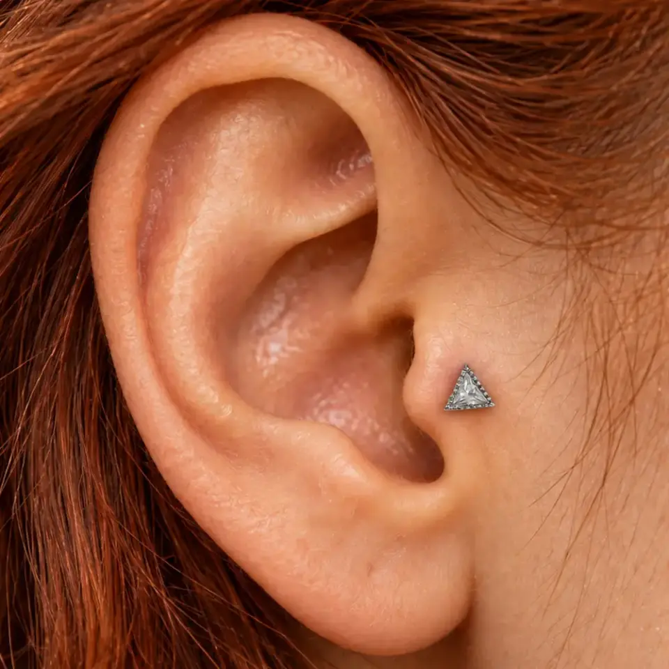ucgen-tragus-piercing