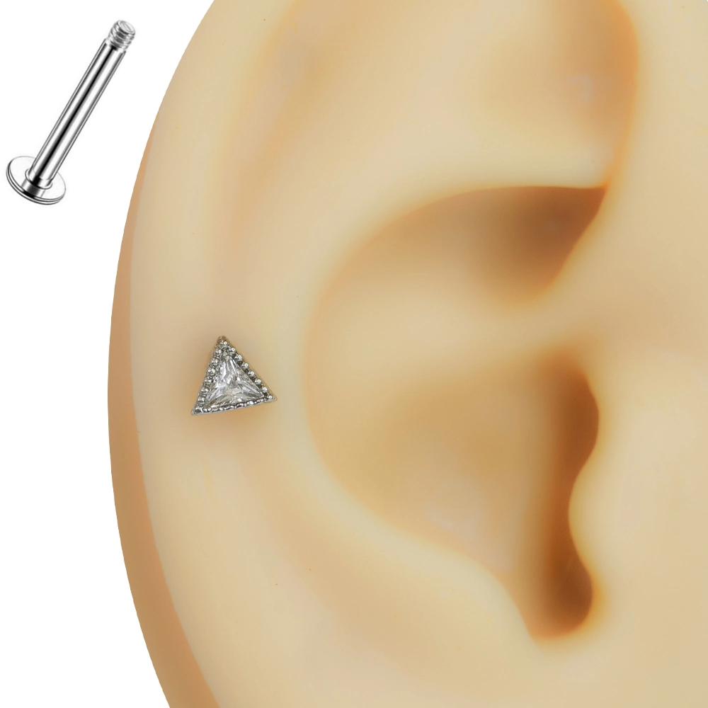 Kulakta gümüş renkli zirkon taşlı üçgen tragus helix kıkırdak piercing duruşu
