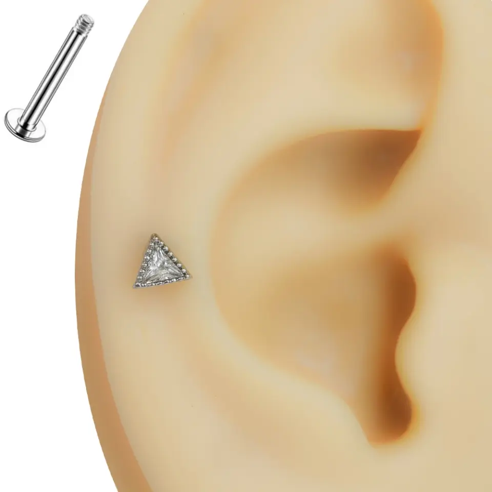 Kulakta gümüş renkli zirkon taşlı üçgen tragus helix kıkırdak piercing duruşu