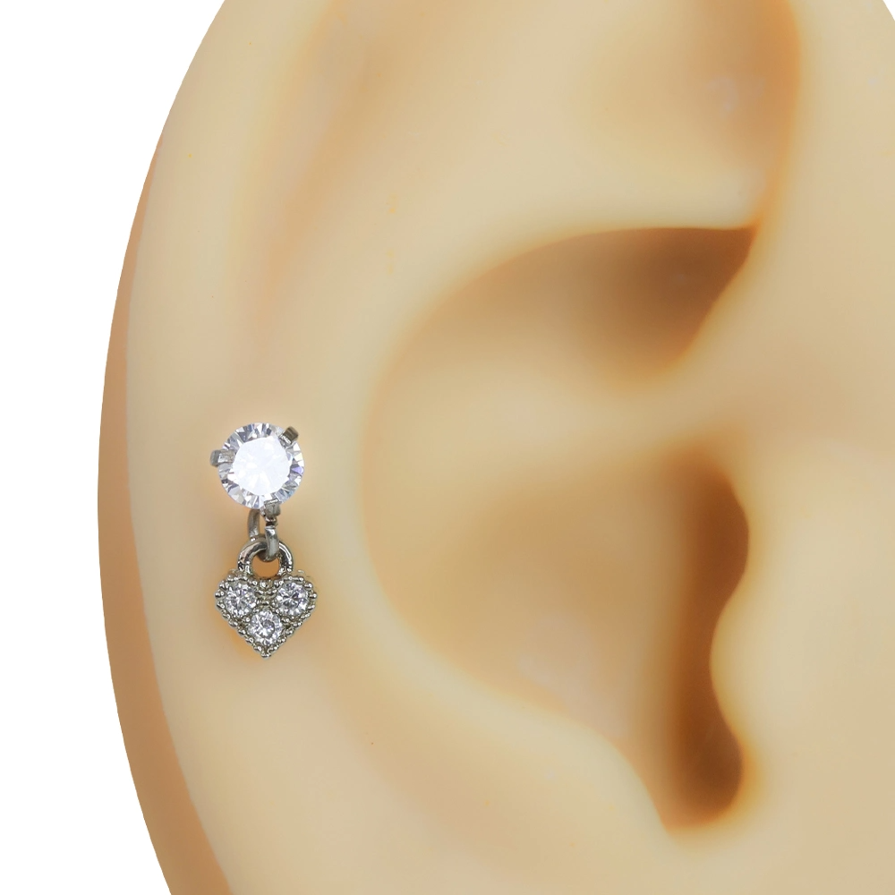 Kulakta sallantılı kalp figürlü zirkon taşlı gümüş renk tragus helix kıkırdak piercing modeli