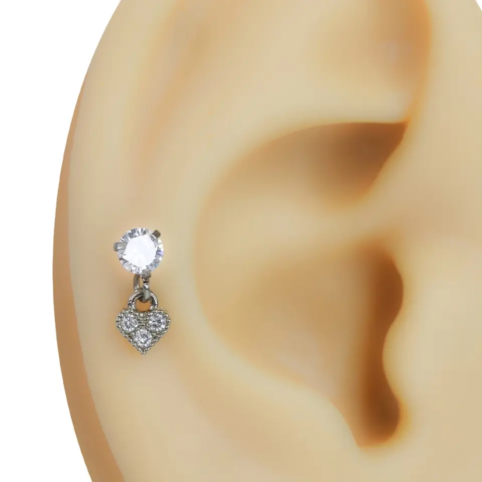 Kulakta sallantılı kalp figürlü zirkon taşlı gümüş renk tragus helix kıkırdak piercing modeli