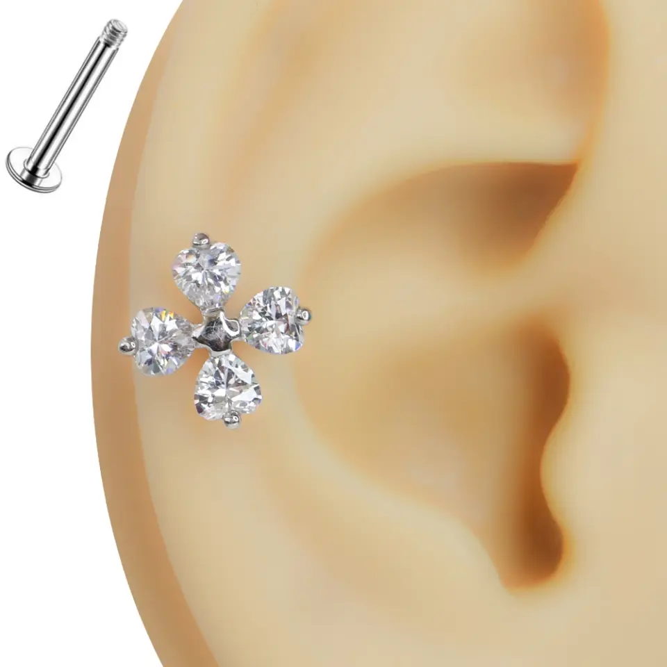 Kulakta gümüş renkli yonca model zirkon taşlı tragus helix kıkırdak piercing duruşu