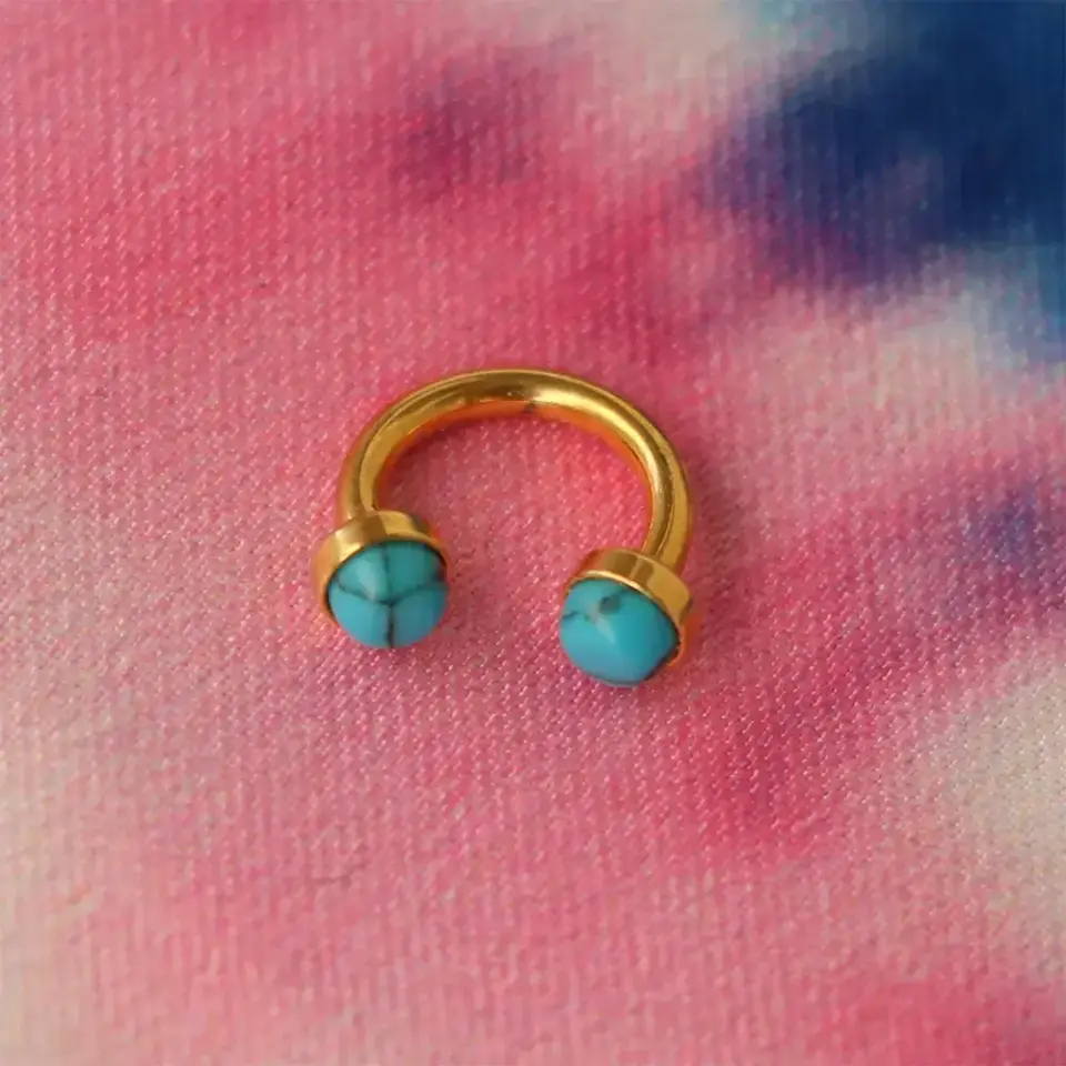 Sarı gold çift tarafı turkuaz taşlı vidalı kıkırdak küpesi helix ve conch uyumlu.