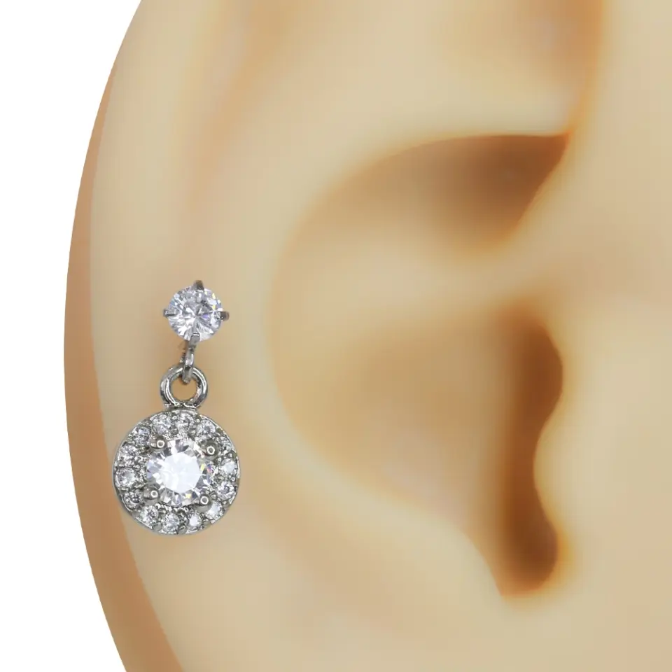 Kulakta sallantılı model zirkon taşlı gümüş renk tragus helix kıkırdak piercing duruşu