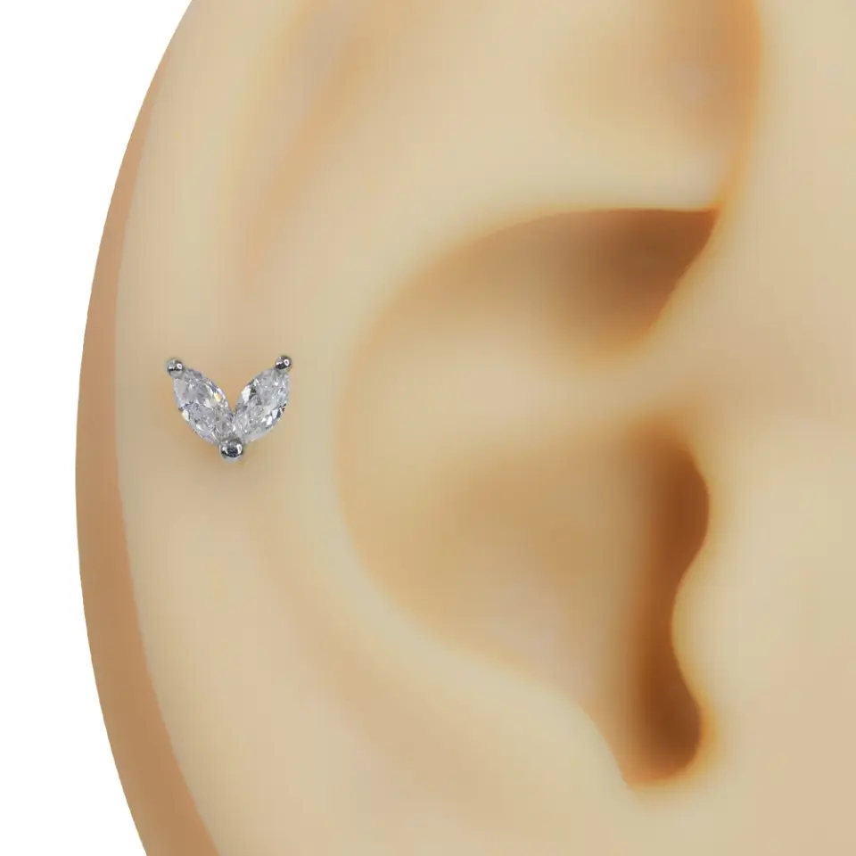 Kulakta ikili badem model zirkon taşlı gümüş renk tragus helix kıkırdak piercing duruşu