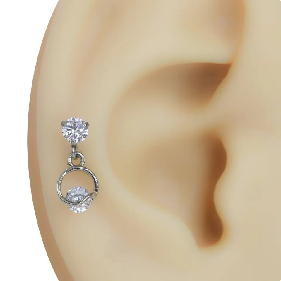 Kulakta halkalı tektaş sallantılı model zirkon taşlı gümüş renk tragus helix kıkırdak piercing duruşu
