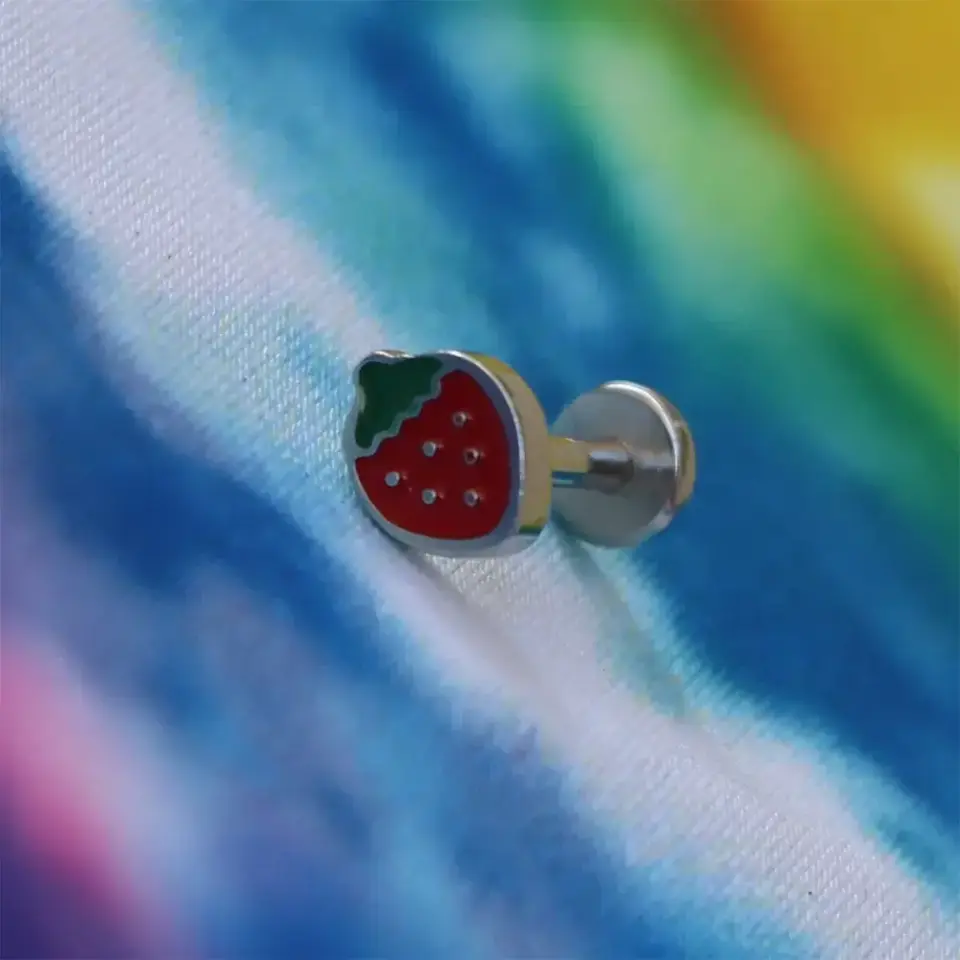 Kırmızı çilek tasarımlı kıkırdak küpesi helix ve conch uyumlu piercing